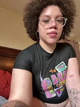 Snapshot of QueenNuttCollector chatting on 03/25/26, 04:02 QueenNuttCollector online show from 03/25/26, 04:02