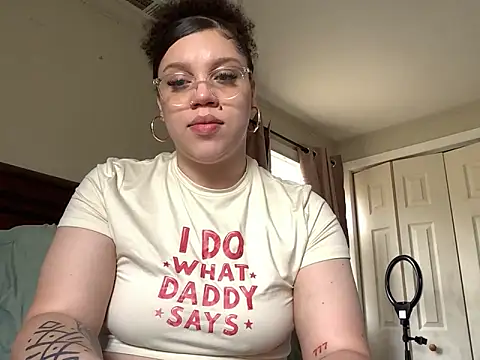 Snapshot of QueenNuttCollector chatting on 04/20/26, 04:43 QueenNuttCollector online show from 04/20/26, 04:43