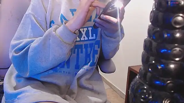 Snapshot of toxxxic_cams chatting on 04/15/26, 04:30 toxxxic cams online show from 04/15/26, 04:30