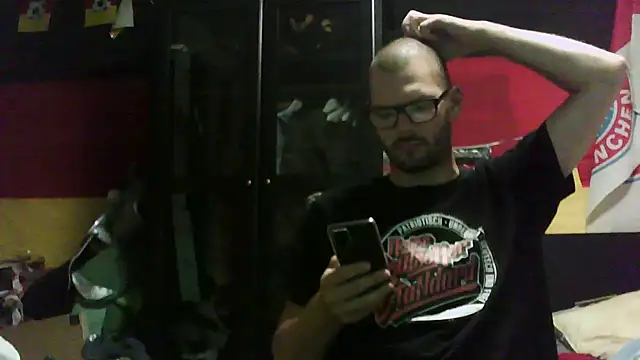 Snapshot of Die-geile-Sau chatting on 09/16/25, 07:04 Die-geile-Sau online show from 09/16/25, 07:04