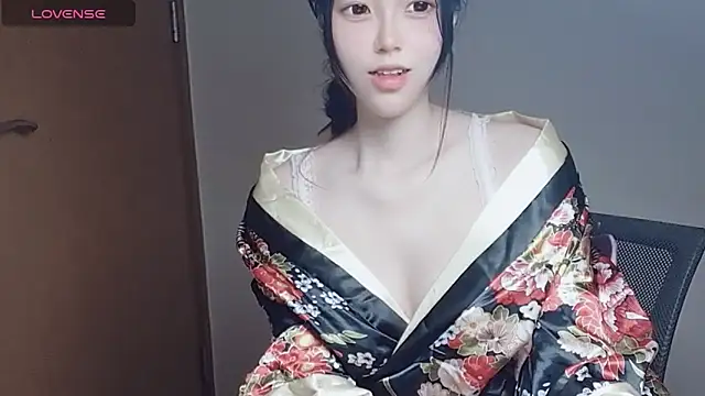 Snapshot of VaerySaenz chatting on 11/24/25, 03:39 VaerySaenz online show from 11/24/25, 03:39