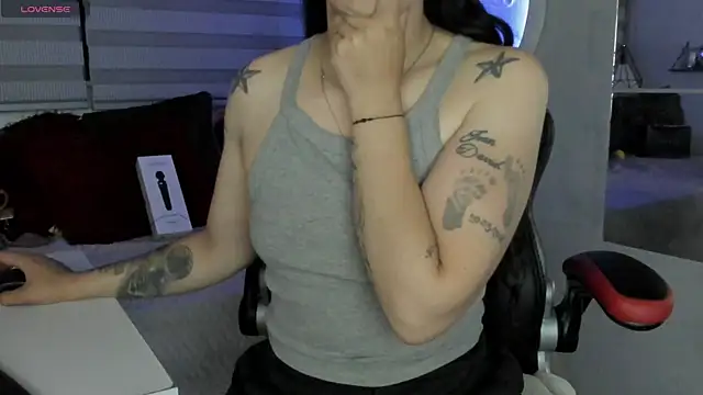 Snapshot of natasha_logan_ chatting on 04/06/26, 03:37 natasha logan online show from 04/06/26, 03:37