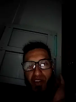 Snapshot of leo_logan chatting on 12/22/25, 06:10 leo logan online show from 12/22/25, 06:10