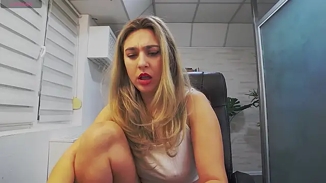 Snapshot of AvaBlue_ chatting on 02/06/25, 07:13 AvaBlue online show from 02/06/25, 07:13