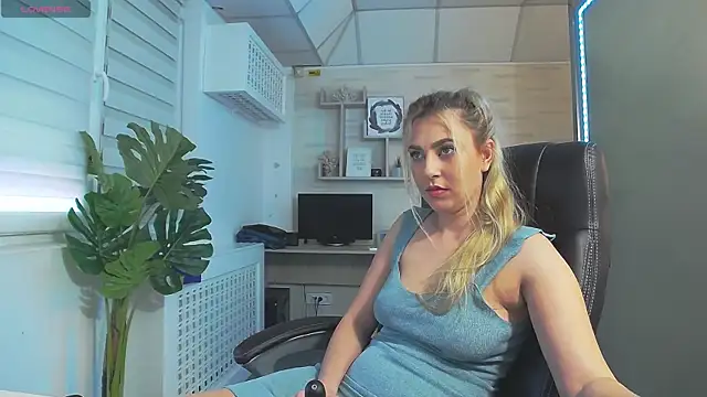 Snapshot of AvaBlue_ chatting on 02/24/25, 09:00 AvaBlue online show from 02/24/25, 09:00