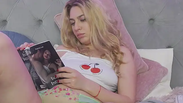 Snapshot of AvaBlue_ chatting on 03/10/25, 10:15 AvaBlue online show from 03/10/25, 10:15