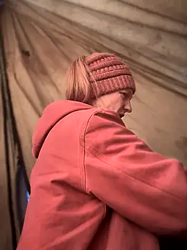 GoldenFlameGoddess online show from 12/17/25, 04:35