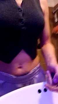 Snapshot of cammyquart chatting on 12/22/24, 05:34 cammyquart online show from 12/22/24, 05:34