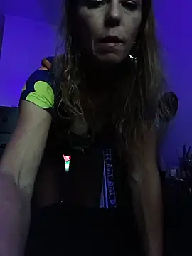 Snapshot of cammyquart chatting on 10/15/25, 09:04 cammyquart online show from 10/15/25, 09:04