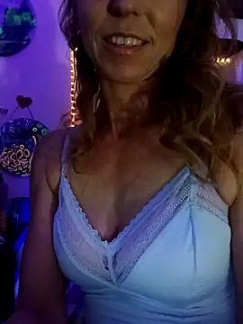 Snapshot of cammyquart chatting on 11/05/25, 02:55 cammyquart online show from 11/05/25, 02:55