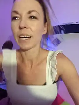 Snapshot of cammyquart chatting on 11/20/25, 05:07 cammyquart online show from 11/20/25, 05:07