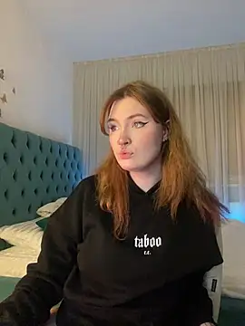  Chlo  e online show from 02/08/25, 12:38