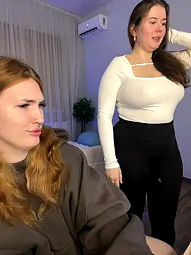  Chlo  e online show from 09/26/25, 09:08