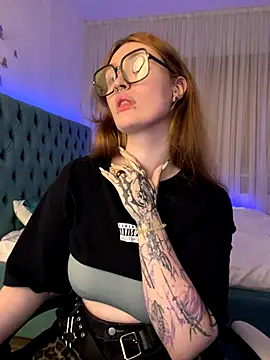  Chlo  e online show from 10/11/25, 09:35