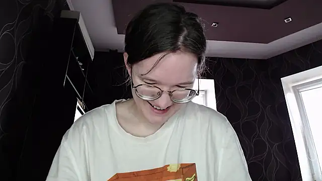 Snapshot of MiriamOr chatting on 03/16/25, 07:48 MiriamOr online show from 03/16/25, 07:48