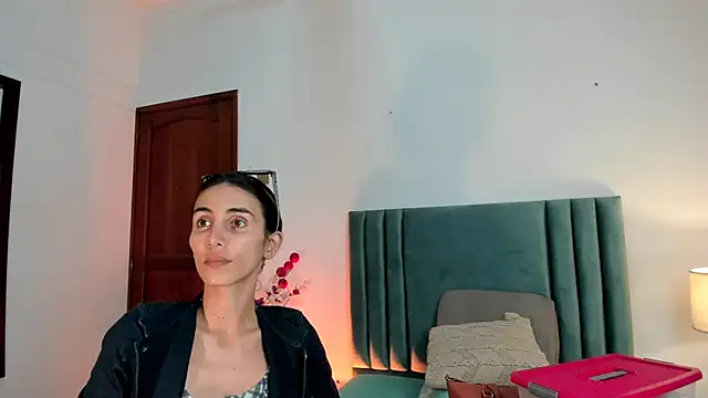 Snapshot of Nina_Cavaali chatting on 12/23/24, 06:05 Nina Cavaali online show from 12/23/24, 06:05