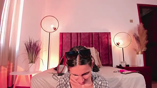 Snapshot of Nina_Cavaali chatting on 01/18/25, 06:10 Nina Cavaali online show from 01/18/25, 06:10