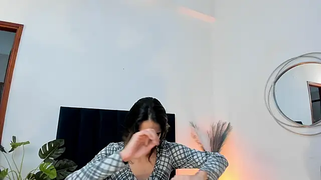 Snapshot of Nina_Cavaali chatting on 02/27/25, 02:32 Nina Cavaali online show from 02/27/25, 02:32