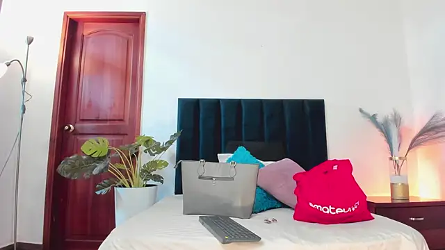 Snapshot of Nina_Cavaali chatting on 10/15/25, 06:19 Nina Cavaali online show from 10/15/25, 06:19
