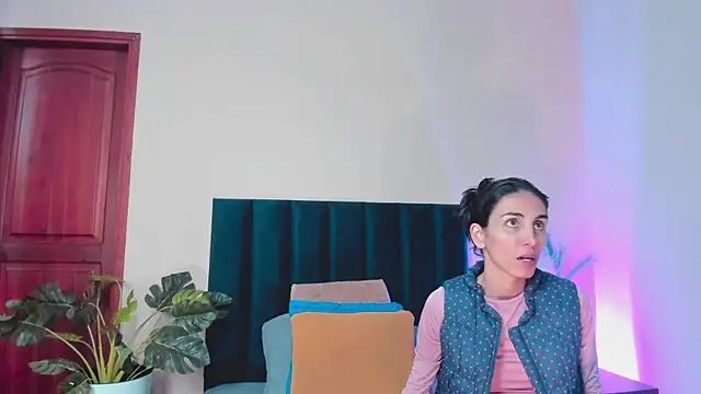 Nina Cavaali online show from 11/28/25, 06:21