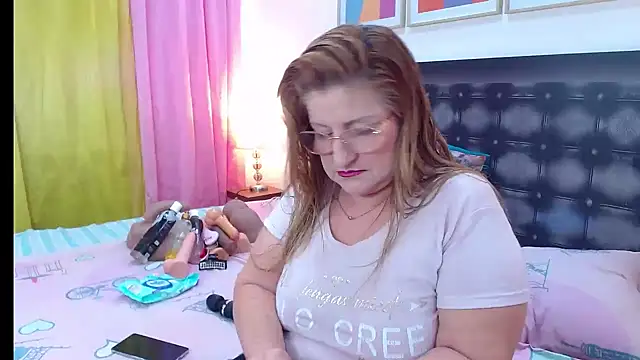Snapshot of sandra_20 chatting on 05/21/26, 10:44 sandra 20 online show from 05/21/26, 10:44