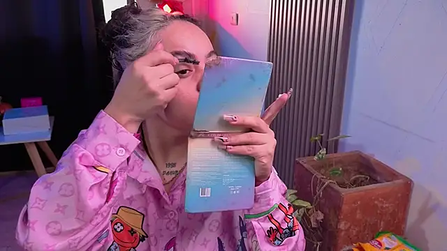 Cuttiealice online show from 11/18/25, 02:21