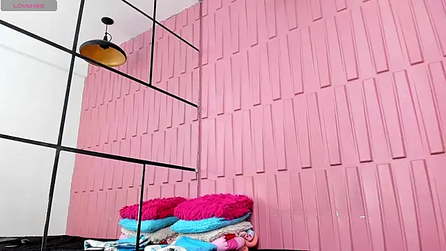 Snapshot of Briana_Wells_ chatting on 12/18/24, 01:34 Briana Wells  online show from 12/18/24, 01:34