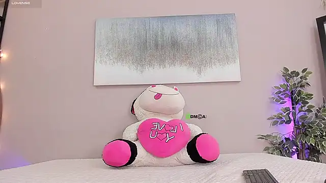 Snapshot of Briana_Wells_ chatting on 10/28/25, 01:36 Briana Wells  online show from 10/28/25, 01:36