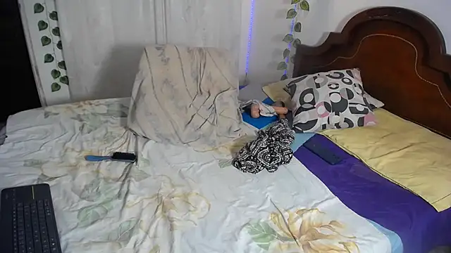 ivonne  hott1 online show from 12/14/25, 03:23