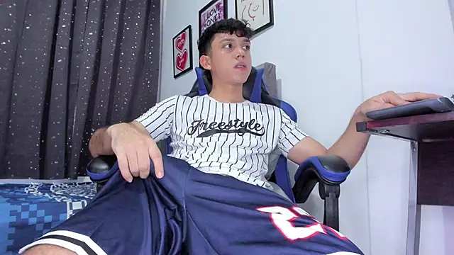 Snapshot of The_skinnyguys chatting on 10/28/25, 10:12 The skinnyguys online show from 10/28/25, 10:12