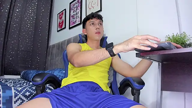 Snapshot of The_skinnyguys chatting on 12/14/25, 10:25 The skinnyguys online show from 12/14/25, 10:25