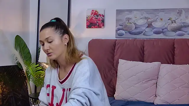 Snapshot of NicolLopeze chatting on 12/20/24, 10:27 NicolLopeze online show from 12/20/24, 10:27