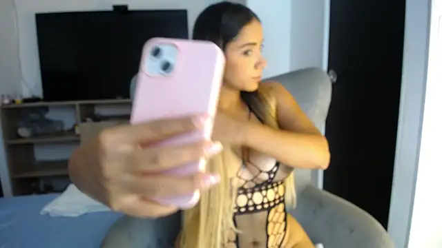 Snapshot of natalie_fox23 chatting on 01/29/25, 03:37 natalie fox23 online show from 01/29/25, 03:37