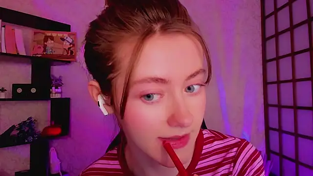 Snapshot of KateCuddle chatting on 12/13/24, 02:10 KateCuddle online show from 12/13/24, 02:10