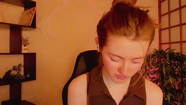 Snapshot of KateCuddle chatting on 03/13/25, 02:27 KateCuddle online show from 03/13/25, 02:27