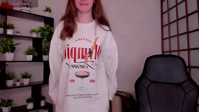 Snapshot of KateCuddle chatting on 03/18/26, 02:47 KateCuddle online show from 03/18/26, 02:47