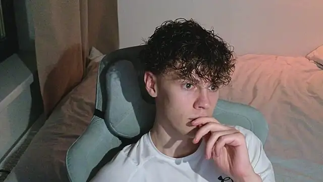 Snapshot of cute_thomas chatting on 04/06/26, 08:32 cute thomas online show from 04/06/26, 08:32