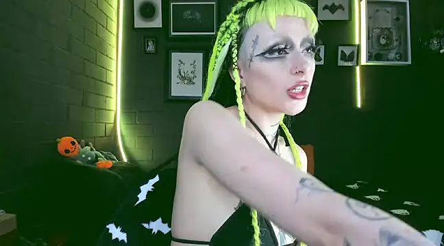 Snapshot of insania_9999_ chatting on 12/02/24, 08:33 insania 9999  online show from 12/02/24, 08:33