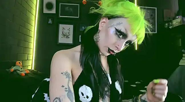 Snapshot of insania_9999_ chatting on 12/13/24, 05:10 insania 9999  online show from 12/13/24, 05:10