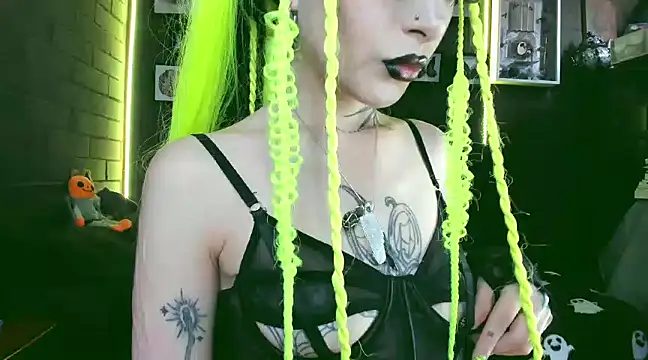 Snapshot of insania_9999_ chatting on 12/18/24, 08:25 insania 9999  online show from 12/18/24, 08:25