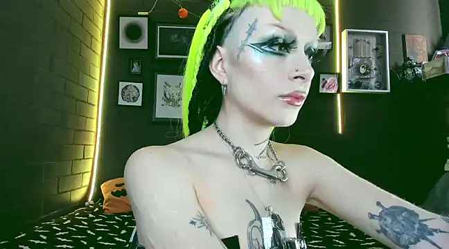 Snapshot of insania_9999_ chatting on 12/20/24, 05:40 insania 9999  online show from 12/20/24, 05:40