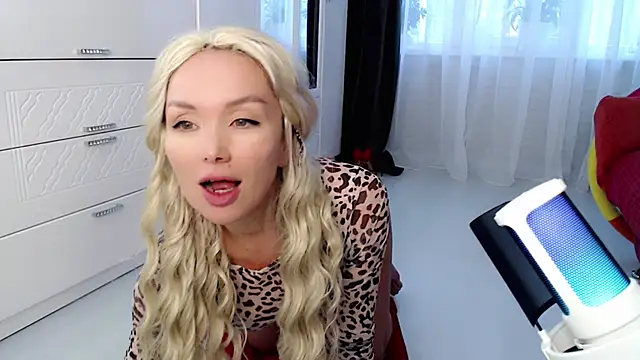 WhiteBunny online show from 10/14/25, 10:38