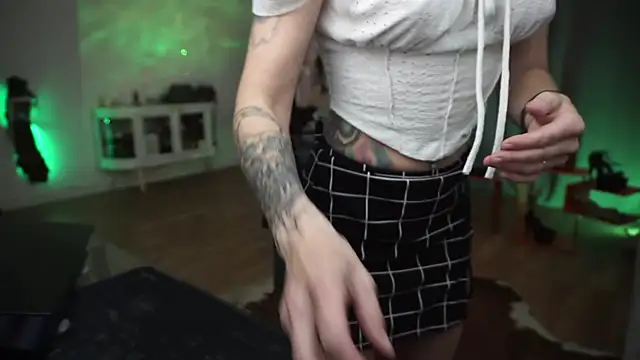 Snapshot of LaraPunkt chatting on 04/17/26, 07:44 LaraPunkt online show from 04/17/26, 07:44