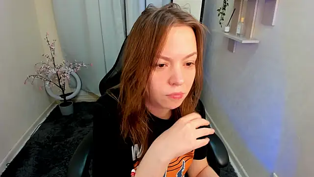 Snapshot of Persephoni chatting on 06/14/26, 06:15 Persephoni online show from 06/14/26, 06:15