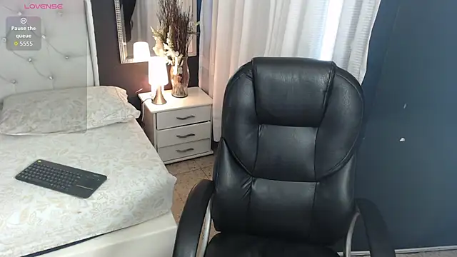 LiaVillalobos online show from 10/18/25, 01:45