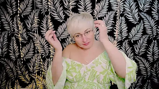 Snapshot of Olivia_playful chatting on 04/20/26, 10:40 Olivia playful online show from 04/20/26, 10:40