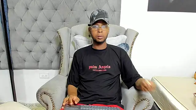 Snapshot of santhi_lee chatting on 02/20/25, 02:40 santhi lee online show from 02/20/25, 02:40