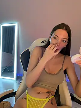 Snapshot of julia_fly chatting on 04/14/26, 03:45 julia fly online show from 04/14/26, 03:45