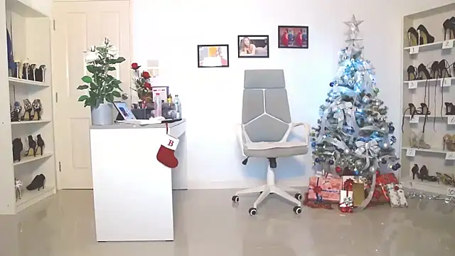 Snapshot of Hotbeebee chatting on 12/25/24, 02:57 Hotbeebee online show from 12/25/24, 02:57