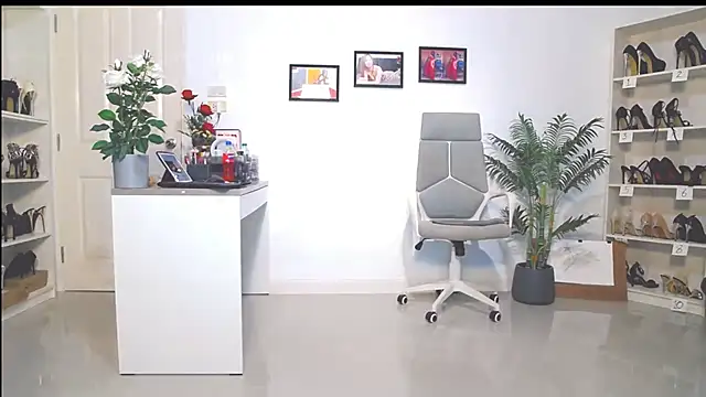 Snapshot of Hotbeebee chatting on 03/09/25, 09:35 Hotbeebee online show from 03/09/25, 09:35